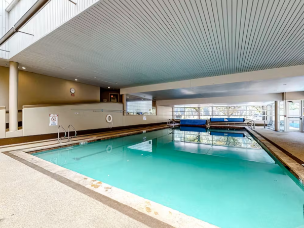 East Vail shuttle with shared hot tub